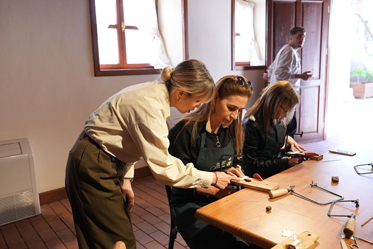 Sergilerde dünya sanatı ve yerel kültür yan yana<br><br>Picasso’nun yanı sıra, İpekyolu Belediyesi Atatürk Sanat Galerisi’nde açılacak olan Nabil Anani’nin “Filistin Benim Vatanım” sergisi; kimlik, bellek ve direniş temalarını evrensel bir dilde işleyen çalışmalarıyla ziyaretçileri derinden etkileyecek.