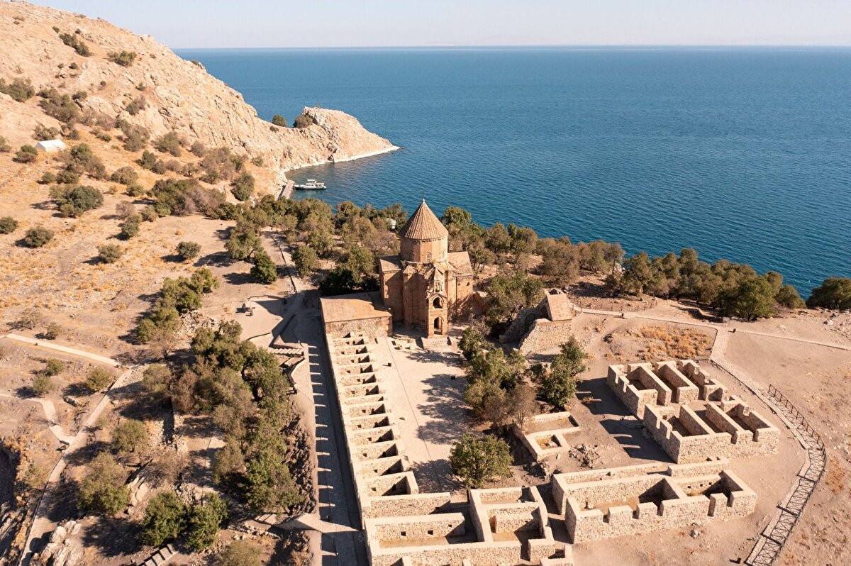 Yöresel lezzetler gastronomi rotalarında <br><br>“Lezzet Noktası” projesiyle Van mutfağı festivalin önemli parçalarından biri oluyor. Şef Ramazan Bingöl’ün koordinasyonunda belirlenen 12 mekânda, coğrafi işaretli Van ürünleriyle hazırlanan menüler misafirlere özgün bir tat deneyimi yaşatacak.