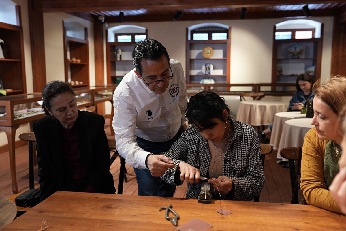 Tiyatro, dinleti, söyleşi ve atölyeler<br><br>Diyarbakır Devlet Tiyatrosu’nun “Uzun Harmanlarda Bir Davetsiz Misafir” adlı oyunu, klasik tiyatroseverler için festivalin öne çıkan etkinliklerinden biri. Ayrıca Kum Sanatı Gösterisi, şiir dinletileri ve interaktif atölye çalışmalarıyla festival sanatın her alanına dokunacak.<br>Festival söyleşilerinde ise Nihat Hatipoğlu, Mustafa Karataş, Saliha Erdim, Mehmet Emin Ay, Doç. Dr. Ercan Çalış ve Beyhan Budak gibi isimler halkla buluşacak.