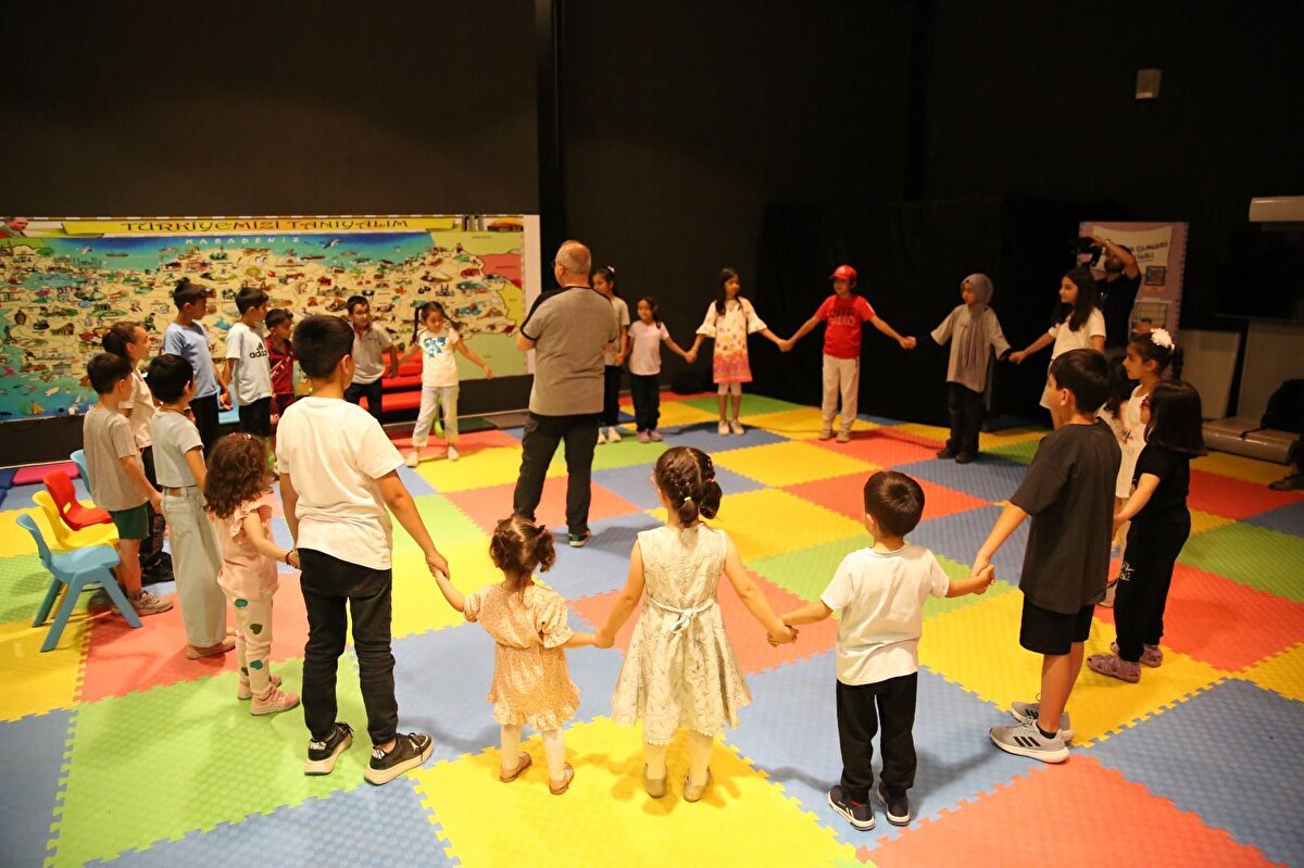 Çocuklar için rengarenk bir dünya<br><br>Atatürk Kültür Parkı’nda kurulacak “Çocuk Köyü” minik ziyaretçilere oyunlar, tiyatrolar, masal saatleri ve yaratıcı atölyelerle dolu bir deneyim sunacak. “Arkeopark”, “Karagöz-Hacivat Atölyesi” ve “Alice Harikalar Diyarında” gibi içeriklerle çocuklar için hem eğitici hem eğlenceli bir ortam yaratılacak.<br>