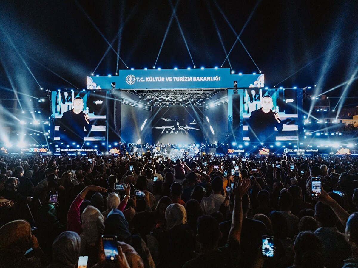 Konserlerle müziğin kalbi Van'da atacak <br><br>Festival boyunca Ebru Yaşar, Ferhat Göçer, Gökhan Türkmen, Derya Uluğ, Gökhan Tepe, Sinan Akçıl, Özgün ve Bayhan gibi popüler isimler Atatürk Kültür Parkı’nda kurulacak ana sahnede sahne alacak. Ayrıca; Coşkun Karademir, Bedri Ayseli, Murat Belet, Dursun Ali Erzincanlı, Elif Avcı ve Emre Güzeldere gibi isimler farklı mekânlarda Vanlı müzikseverlerle buluşacak. Van T Tipi Cezaevi’nde düzenlenecek özel konser ve “Van Oturma Gecesi” de festivalin sosyal kapsayıcılık anlayışını pekiştirecek.