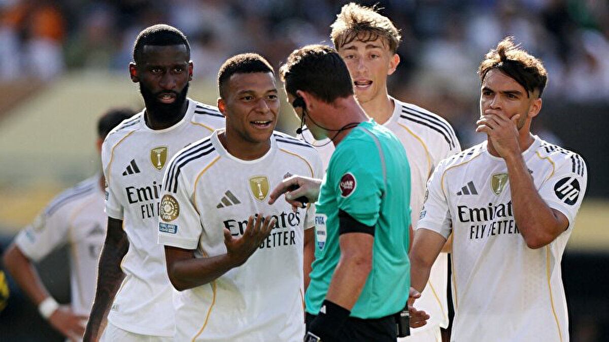 Hava koşulları nedeniyle West Palm Beach Uluslararası Havalimanı'nda bekletilen Real Madrid'in uçağı, yaklaşık 1 saat rötar yaptı.<br>