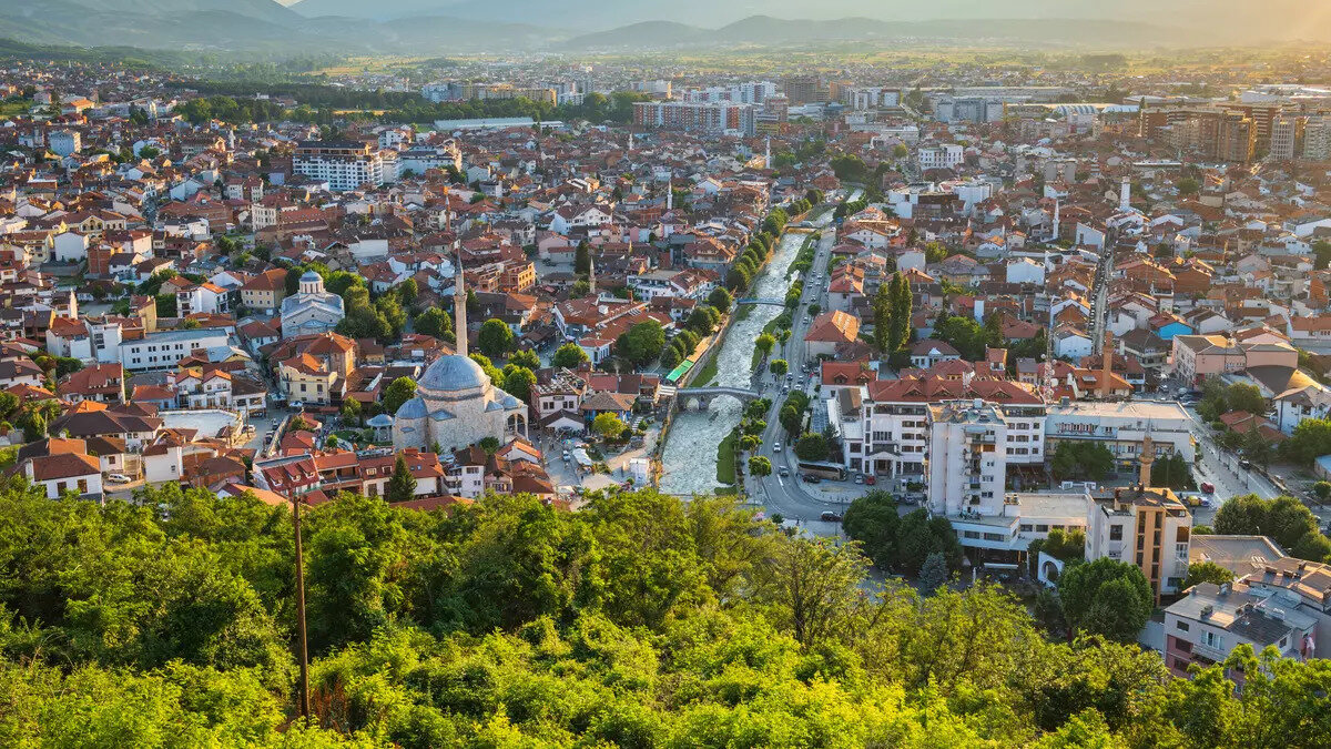 8. Kosova 🇽🇰<br>Kosova’da 90 gün boyunca vizesiz kalmak mümkün. Türkiye ile yakın kültürel bağlara sahip olan bu küçük Balkan ülkesi, dijital göçebeler için oldukça sıcak bir alternatif.