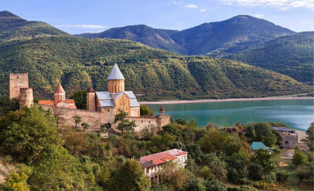 2. Gürcistan 🇬🇪<br>Gürcistan, Türkler için adeta ikinci bir ev! Çünkü 365 gün boyunca vizesiz kalmak mümkün. Tiflis gibi şehirler, freelance çalışanlara sakin ve ekonomik bir yaşam sunuyor.