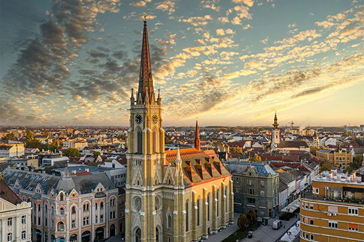 1. Sırbistan 🇷🇸<br>Türk vatandaşları, Sırbistan’da 90 güne kadar vizesiz kalabiliyor. Özellikle Belgrad, düşük yaşam maliyetleri ve Avrupa’ya yakınlığıyla dijital çalışanlar için oldukça cazip bir seçenek.