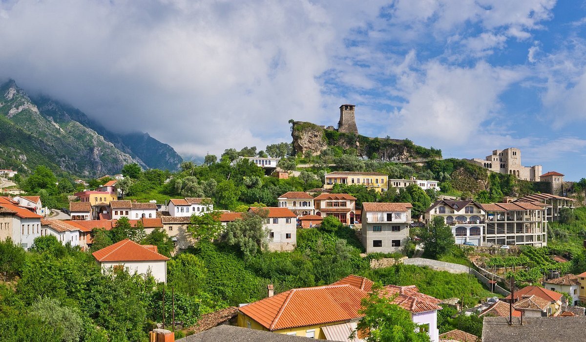 3. Arnavutluk 🇦🇱<br>Avrupa kıtasında yer almasına rağmen Arnavutluk, Türk vatandaşlarına 1 yıl boyunca vizesiz kalma imkânı tanıyor. Ülke, Akdeniz iklimi ve düşük yaşam giderleriyle ön plana çıkıyor.