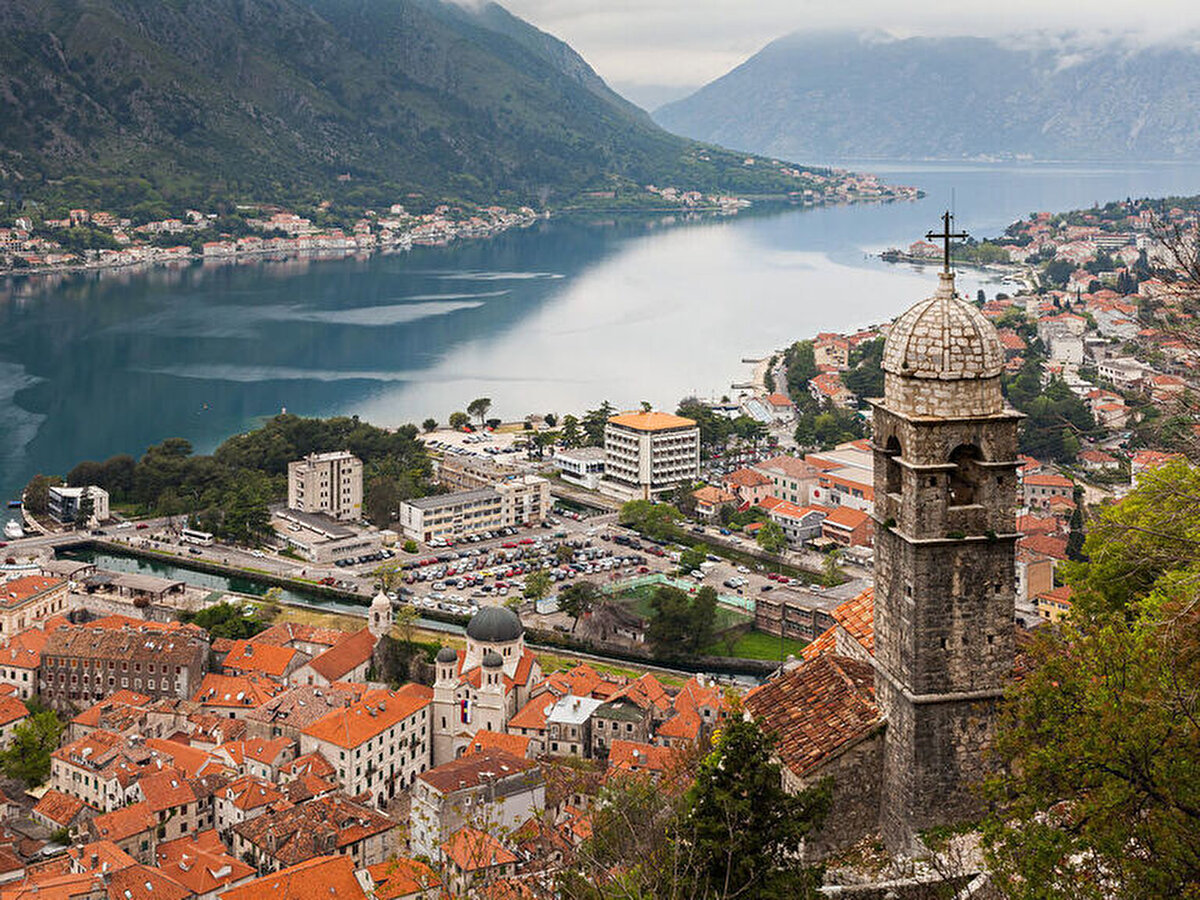4. Karadağ 🇲🇪<br>Karadağ’da 90 gün vizesiz kalınabiliyor. Üstelik birçok Türk, bu sürenin sonunda sınıra gidip tekrar giriş yaparak süreyi pratik şekilde uzatıyor. Bu yöntem, dijital göçebeler arasında oldukça popüler.