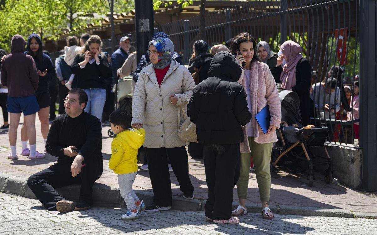 İç Anadolu da risk altında<br><br>Genelde levha sınırlarına odaklanılsa da, Özmen'in ifadesine göre Konya, Ankara gibi şehirlerde yer alan levha içi diri faylar da zaman zaman önemli büyüklükte depremler üretiyor. Kulu-Konya ve Ankara’da yaşanan sarsıntılar, İç Anadolu’nun da deprem tehlikesi altında olduğunu gözler önüne serdi.