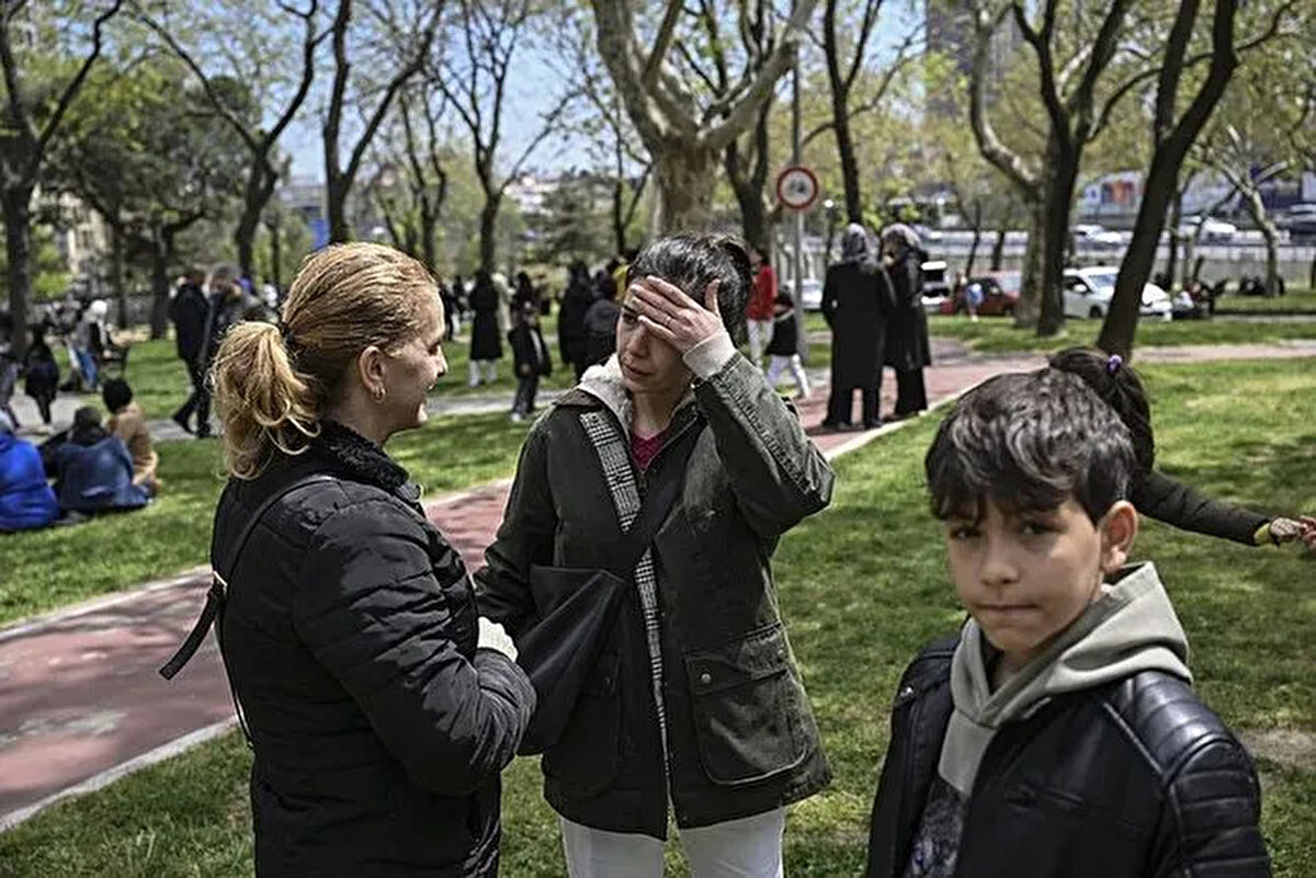 7 büyüklüğünde bir Marmara depremi yıkıcı olabilir<br><br>Doç. Dr. Bülent Özmen, Marmara Denizi’nde beklenen 7’den büyük bir depremin, 2023’te Kahramanmaraş’ta yaşanan felaketlerden 2-3 kat daha fazla etki yaratabileceğini belirterek, başta İstanbul olmak üzere deprem riski yüksek bölgelerde acil önlem alınması gerektiğini vurguladı.