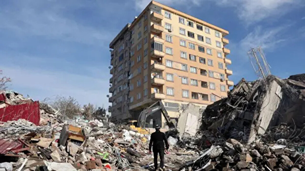 En fazla deprem Muğla'da oldu<br><br>2025’in ilk yarısında en çok depremin kaydedildiği il Muğla oldu. Muğla’yı Malatya, Kütahya, Kahramanmaraş ve İstanbul takip etti. Verilere göre 2025’te şu ana kadar:<br><br>4.0 – 4.9 büyüklüğünde 206 deprem<br><br>5.0 – 5.9 büyüklüğünde 18 deprem<br><br>6.0 ve üzeri büyüklükte ise 3 deprem meydana geldi.<br><br>Bu depremlerde 2 kişi hayatını kaybederken, 452 kişi de yaralandı.