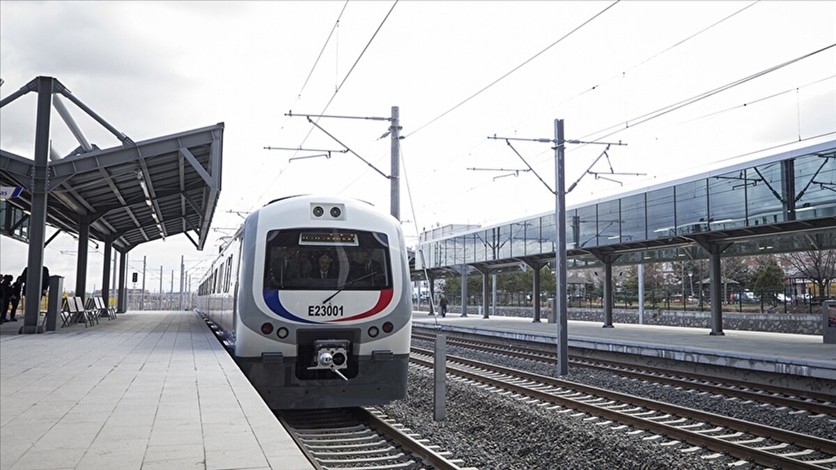 15 Temmuz’da ulaşım ücretsiz mi? sorusunun yanıtı evet, ancak yalnızca yukarıda belirtilen hatlarda geçerli olacak. Şehir içi otobüs, tramvay ve diğer metro hatlarında yerel yönetimlerin kararları ayrıca takip edilmelidir.