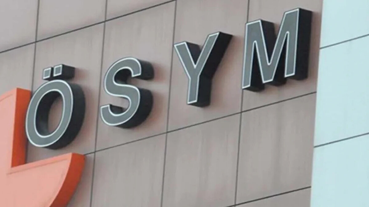 ÖSYM KPSS tercih kılavuzu 2025 yayımlandı mı?<br><br>KPSS-20251 tercih kılavuzu henüz ÖSYM tarafından yayımlanmadı. Ancak kılavuzun tercih tarihinden kısa süre önce ÖSYM'nin resmi sitesi üzerinden erişime açılması bekleniyor. Yayınlanacak olan ÖSYM tercih kılavuzu 2025, merkezi atama kapsamında yer alacak kadrolar, başvuru koşulları ve kontenjan bilgilerini içerecek.<br><br>Bu kapsamda tercih yapacak adayların, ÖSYM kılavuz 2025 içeriğini dikkatle incelemesi gerekiyor. Özellikle kadro ve nitelik kodlarının doğru şekilde kullanılması, tercihlerin geçerli sayılması açısından büyük önem taşıyor.