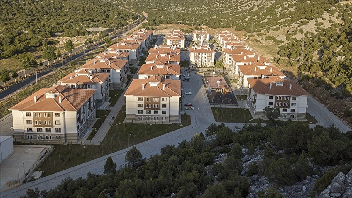 TOKİ sosyal konut başvuru şartları neler?<br><br>Başvuru şartları henüz 2025 yılı için açıklanmadı. Ancak önceki kampanyalara benzer şekilde;<br><br>Türkiye Cumhuriyeti vatandaşı olmak<br><br>Başvuru yapılacak ilde en az 1 yıl ikamet ediyor olmak veya il nüfusuna kayıtlı olmak<br><br>Kendisi, eşi ya da velayeti altındaki çocuklarının üzerine kayıtlı konutun bulunmaması<br><br>Aylık hane halkı gelirinin belirli bir sınırın altında olması (2024'te bu sınır İstanbul için 18 bin TL, diğer iller için 16 bin TL olarak uygulanmıştı)<br><br>18 yaşını doldurmuş olmak<br><br>gibi kriterlerin yer alması bekleniyor. Net şartlar, TOKİ veya Bakanlık tarafından duyurulacak.