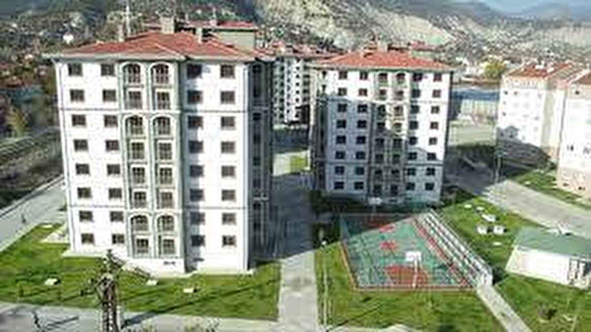 TOKİ projeleri nasıl olacak?<br><br>Projede yerel ve yatay mimari esas alınacak. Tüm konutlar; sıfır atık uyumlu, enerji verimli, iklim dostu malzemelerle inşa edilecek. Ayrıca yenilenebilir enerji sistemleri de kullanılacak. TOKİ’nin açıklamasına göre bu projeler çevreci yaşam alanlarıyla Türkiye genelinde örnek teşkil edecek.