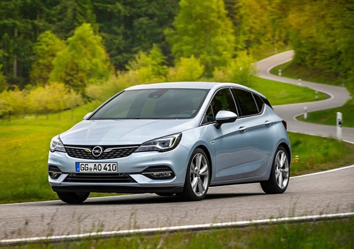 Elektrikli ve hibrit modellerde faizsiz kredi ya da nakit indirim fırsatları<br><br>Opel’in popüler binek otomobil modellerinden Corsa, Temmuz ayında 150 bin TL’ye kadar 12 ay vadeli ve yüzde 0 faizli kredi fırsatıyla öne çıkıyor. Sportif ve dinamik tasarımıyla beğeni toplayan Corsa, şehir içi kullanım için ideal bir seçenek. Bir diğer sevilen model Astra ise 300 bin TL’ye kadar aynı vadede faizsiz kredi imkanıyla satışa sunuluyor. Modern tasarım ve güçlü performansıyla ailelerin tercihi olan Astra, avantajlı ödeme koşullarıyla dikkat çekiyor.