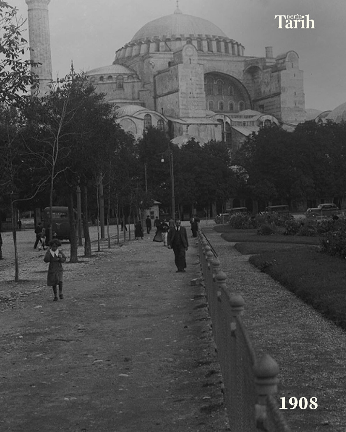 Cumhurbaşkanlığı Kararnamesi'yle birlikte Ayasofya'nın Diyanet İşleri Başkanlığına devredilmesine ve cami olarak hizmet vermesine karar verildi. Söz konusu karar, Resmi Gazete'nin aynı gün yayımlanan mükerrer sayısında yer aldı.