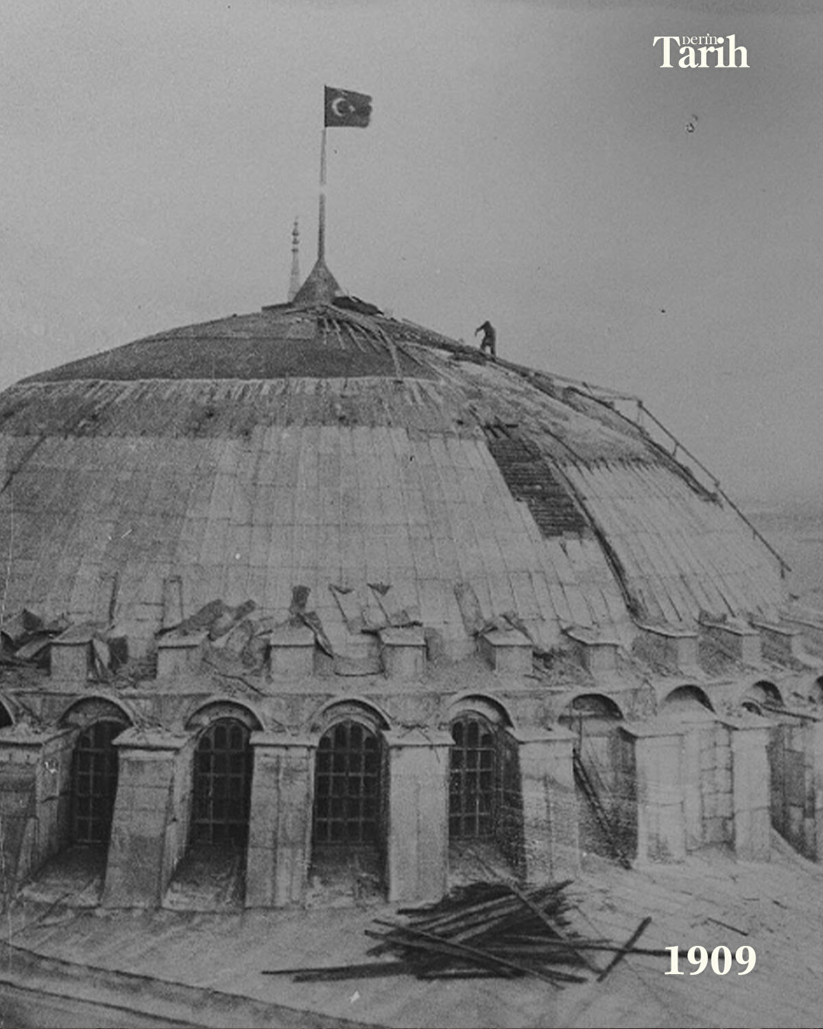 TBMM Başkanvekili Celal Adan, Meclis Genel Kurulu'nda, Ayasofya'nın Diyanet İşleri Başkanlığına devredilerek ibadete açılmasına ilişkin Cumhurbaşkanlığı Kararı'nı okudu. Kararı, milletvekilleri uzun süre ayakta alkışladı.