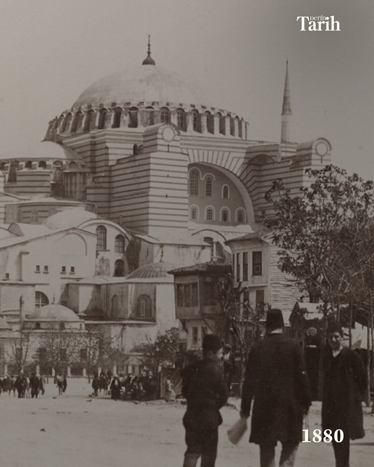 Danıştayın kararı, Ayasofya Meydanı'nda toplanan vatandaşlar tarafından sevinçle karşılandı.