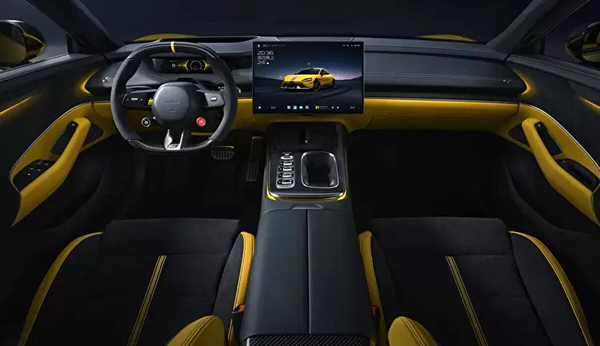 Teknik özellikleriyle sınıfının öncüsü<br><br>SU7 Ultra, 0’dan 100 km/s hıza sadece 1,98 saniyede ulaşabiliyor. 350 km/s maksimum hıza çıkabilen araç, gücünü 897 voltluk mimaride çalışan 93,7 kWh CATL Qilin II bataryadan alıyor. Bu sayede araç 630 km’ye kadar menzil sunarken, %10’dan %80’e sadece 11 dakikada şarj olabiliyor.<br><br>Boyutlarıyla da dikkat çeken SU7 Ultra, 4.997 mm uzunluk, 1.963 mm genişlik ve 1.455 mm yükseklik ölçülerine sahip. 3.000 mm dingil mesafesi sunan aracın sürtünme katsayısı 0,195 gibi oldukça düşük bir seviyede. Pist odaklı konfigürasyonda ise boş ağırlığı 2.205 kilogram civarında.