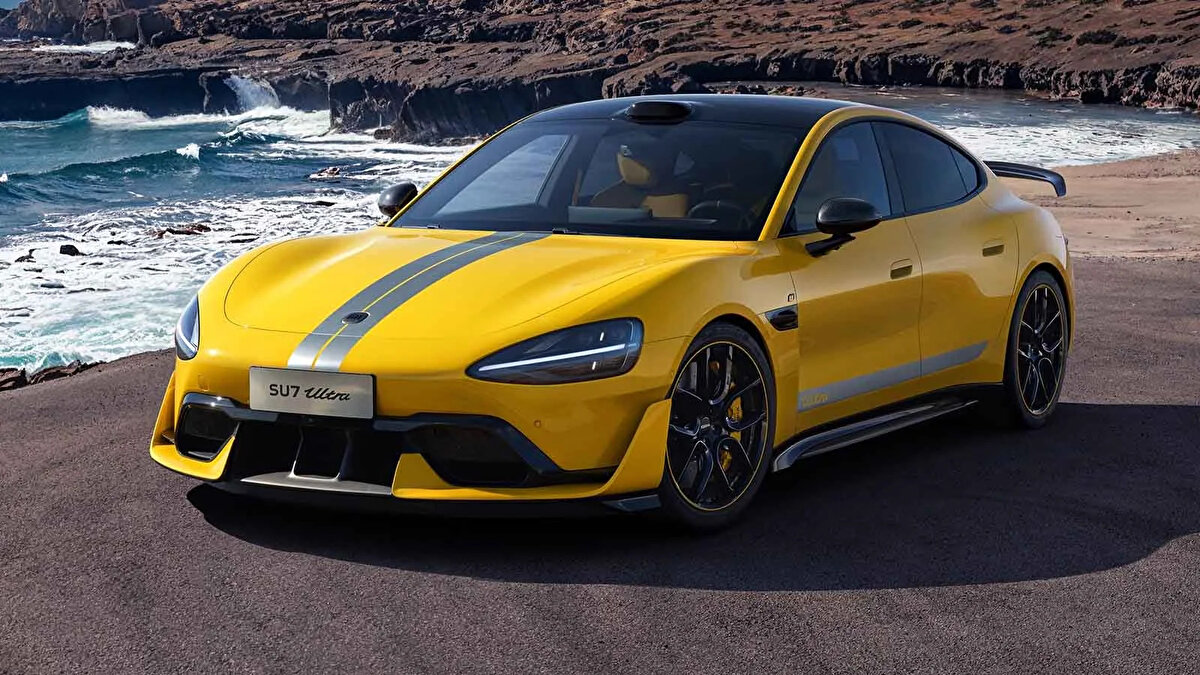 Avrupa yollarında Xiaomi imzası<br><br>Xiaomi’nin Avrupa pazarına yönelik ilk somut adımı Almanya’nın Münih kentinde atıldı. Şirket, SU7 Ultra modelinin yasal tescil işlemlerini tamamlayarak Avrupa kamu yollarında test sürüşlerine başladı. Aracın plakası olan “M SU7088E”, hem Münih’i hem de Xiaomi’nin "Mi" markasını temsil ediyor.<br><br>Xiaomi Başkanı Lu Weibing, aracın önünde çekilmiş bir fotoğrafı sosyal medya platformu Weibo’da paylaşarak Avrupa’daki ilk yasal yol testlerinin başarıyla tamamlandığını duyurdu. Bu gelişme, Xiaomi'nin küresel elektrikli otomobil pazarındaki büyüme hedeflerine ne denli ciddi yaklaştığını gözler önüne seriyor.