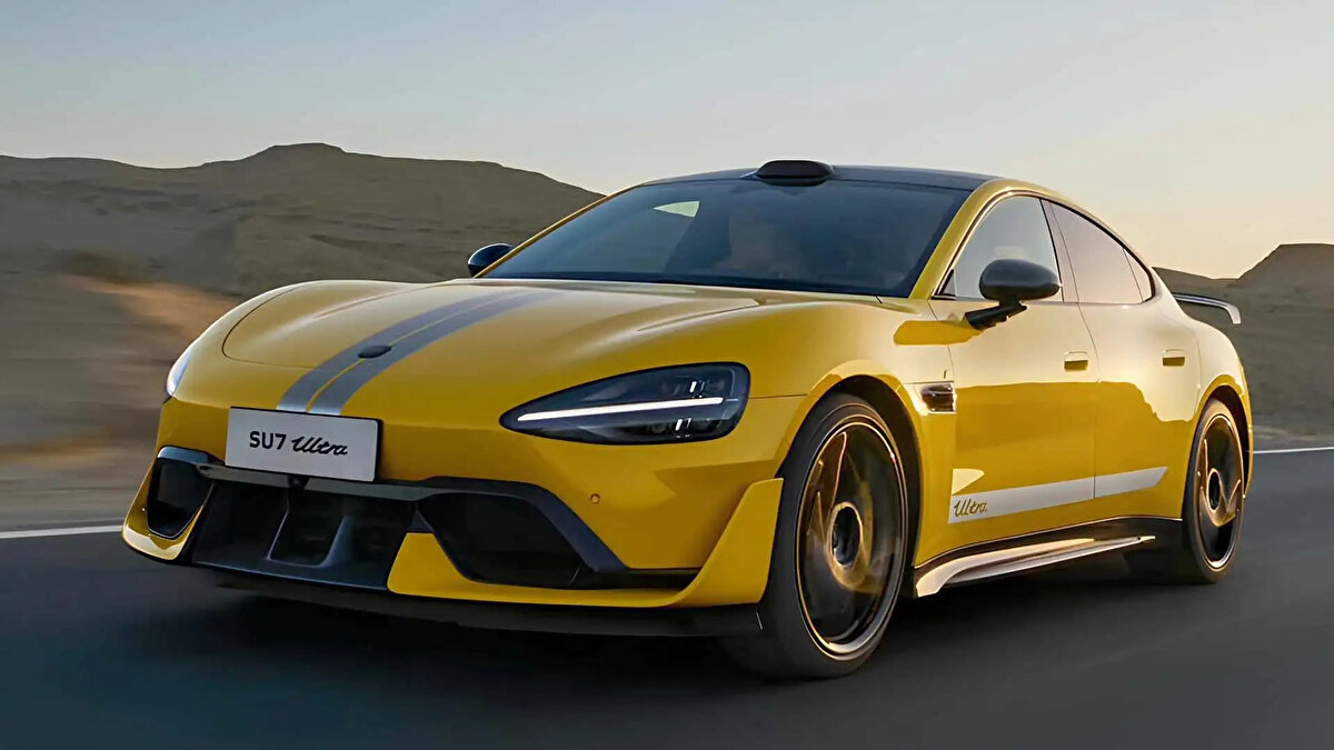 Performansıyla dikkat çekiyor<br><br>Xiaomi SU7 Ultra, yalnızca Avrupa yollarında değil, performans testlerinde de adından söz ettiriyor. Araç, Almanya’daki efsanevi Nürburgring Nordschleife pistinde prototip versiyonuyla 6:22.091’lik dereceye imza attı. Bu performansıyla pistin en hızlı üçüncü otomobili olmayı başardı. Seri üretim versiyonu ise "Track Professional Package" donanımıyla 7:04.957'lik süre elde ederek elektrikli sedanlar için yeni bir referans noktası oluşturdu.