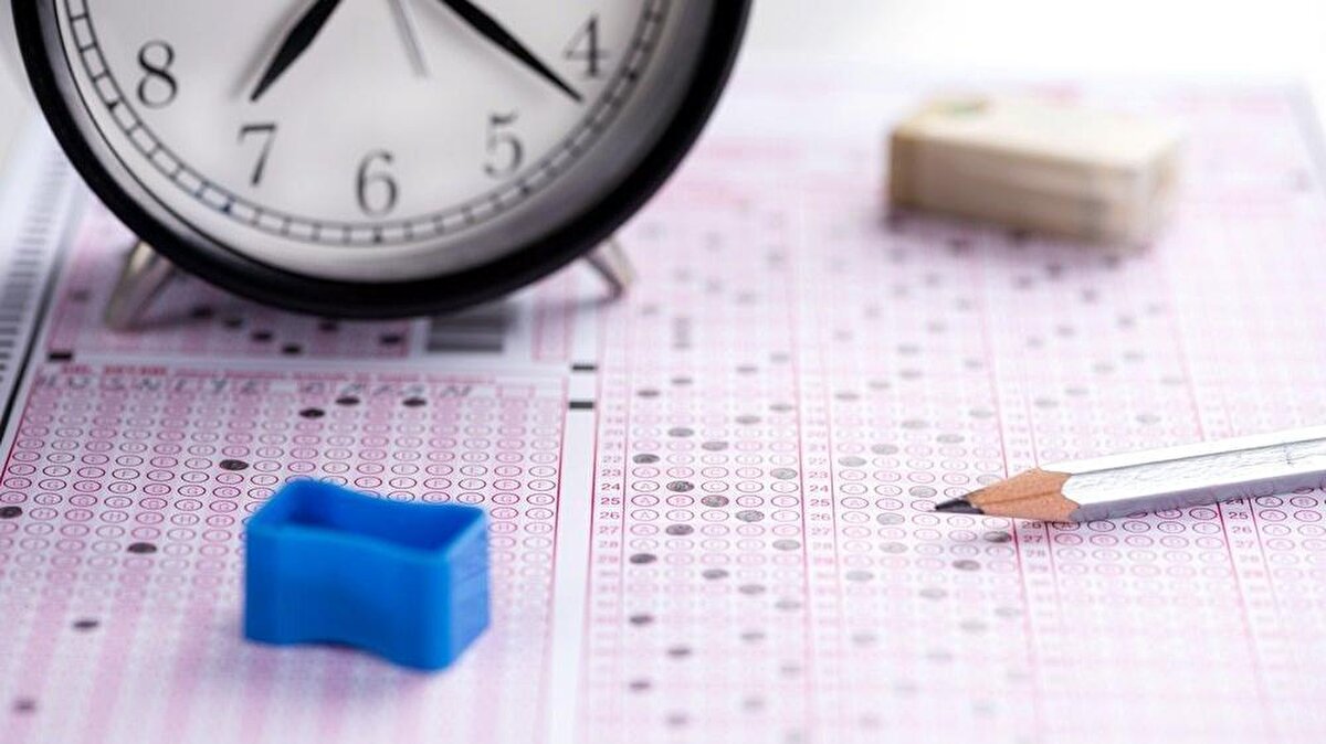 AGS ve ÖABT kimler için zorunlu?<br><br>AGS sınavı, Milli Eğitim Akademisi’ne katılmak isteyen tüm öğretmen adayları için zorunlu tutulurken, ÖABT ise yalnızca alan bilgisi ölçümü yapılması gereken branşlardaki adaylar için geçerli olacak. Hangi alanlarda ÖABT uygulanacağı, ÖSYM tarafından yayımlanacak kılavuzda netleşecek.