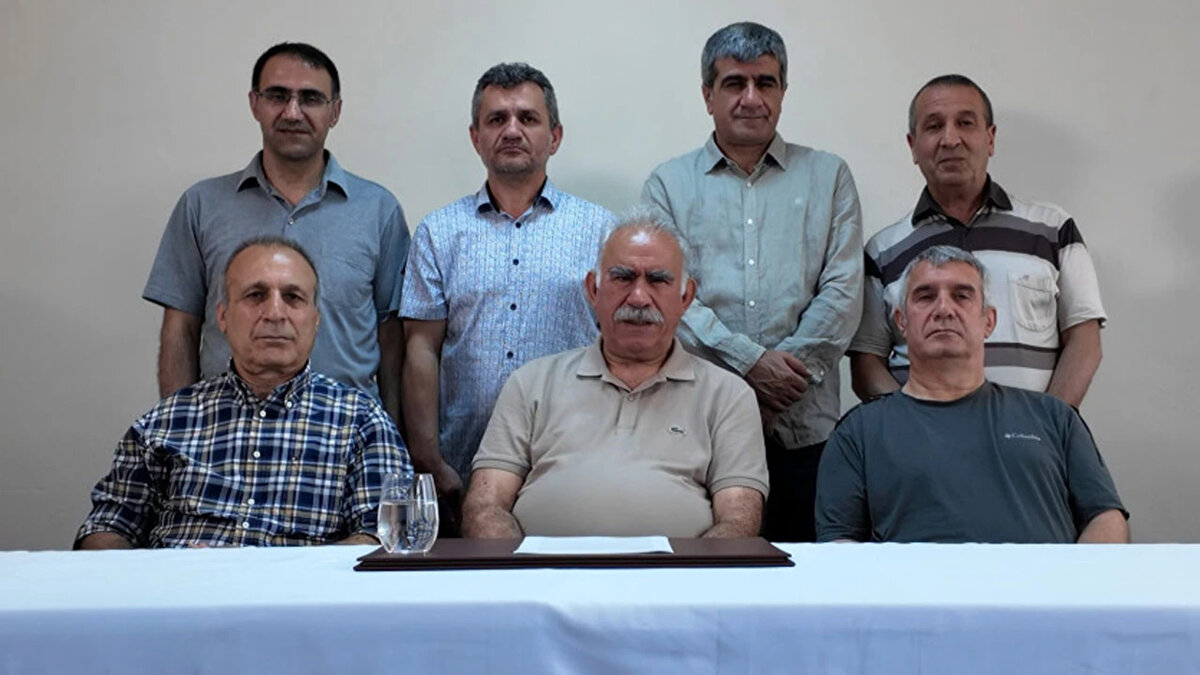 Ancak bu kez PKK’yı destekleyen güçlü bir FETÖ yok ve örgütün müzakeresiz silahları teslim etmesi isteniyor. Bunu sadece hükümet değil, Devlet Bahçeli, Özgür Özel, Ayşe Bülbül, 3 Eylül 2019’dan beri nöbet tutan Diyarbakır anneleri, hapisteki Abdullah Öcalan ve Selahattin Demirtaş da istiyor.