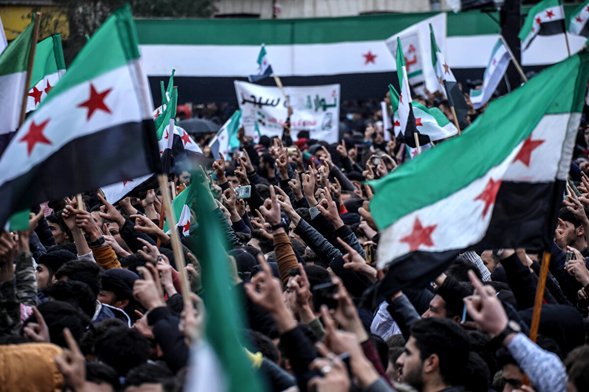 Şu anda terör örgütünün en güçlü olduğu yer Suriye. ABD’nin eğitim ve lojistik desteğiyle adeta düzenli bir ordu kuran YPG, Suriye’nin kurtuluşu için çalışmak yerine ülkeyi bölmeye çabaladığı için devrimi yapan ve Esed’i gönderen tarafta olamadı.