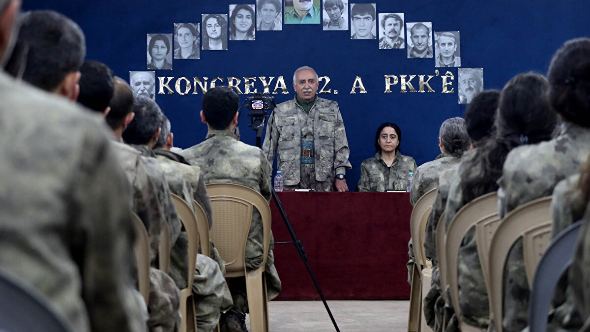 Özetlemek gerekirse, PKK’nın fesih kararı ile başlayan gündemdeki tartışmalar sürecin ana konusu değil. Birinci konu, DEM partisi PKK’sız siyaset yapabilecek mi? İkinci konu, örgütün Suriye kolu ehlileşecek mi? Önümüzdeki günlerde işte bu soruların cevaplarına odaklanacağız.