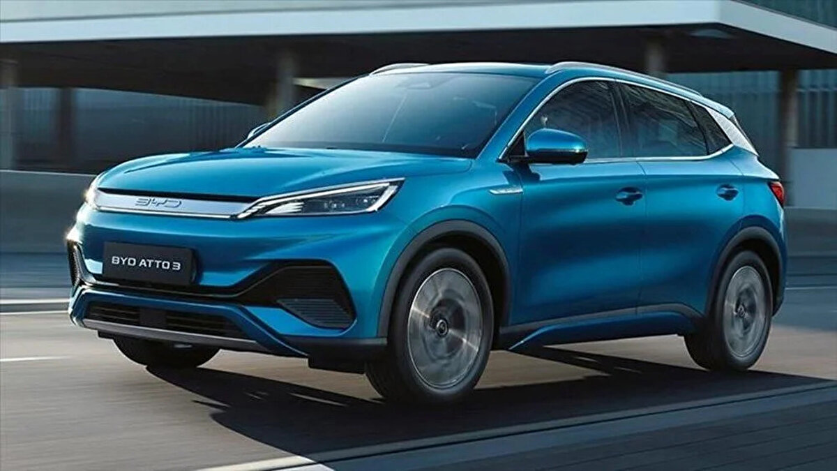 Küresel elektrikli araç trendi büyüyor<br><br>BloombergNEF 2025 Elektrikli Araç Görünümü Raporu, dünya genelinde de benzer bir eğilimi ortaya koyuyor. 2025 yılında satılan her dört binek araçtan birinin elektrikli olması bekleniyor.<br><br>Küresel satışlarda Çin liderliği elinde bulundururken, bu ülke toplam satışların yaklaşık üçte ikisini karşılıyor. Avrupa’nın elektrikli araç satışlarındaki payı yüzde 17, ABD’nin payı ise sadece yüzde 7 seviyelerinde. Tayland, Brezilya gibi gelişmekte olan ülkeler bile Japonya ve ABD’yi geride bırakmış durumda.