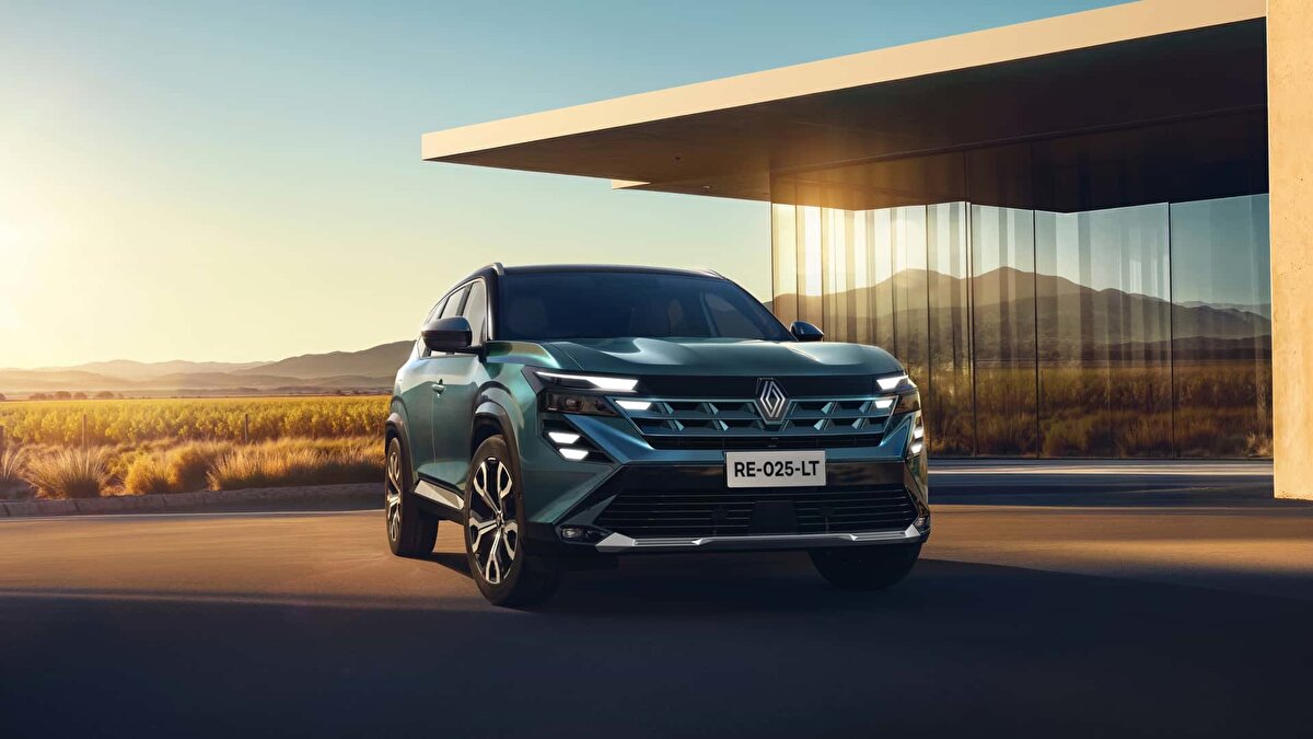 Gelişmiş güvenlik sistemleriyle geliyor<br><br>Renault Boreal, 24 adet gelişmiş sürüş destek sistemi (ADAS) ile donatılmış. Şerit Takip Asistanı (LKA), Kör Nokta Uyarısı (BSW), Acil Fren Sistemi (AEBS) ve 360 derece kamera sistemi gibi donanımlarla dikkat çeken araç, Seviye 2 otonom sürüş destek sistemiyle de öne çıkıyor.