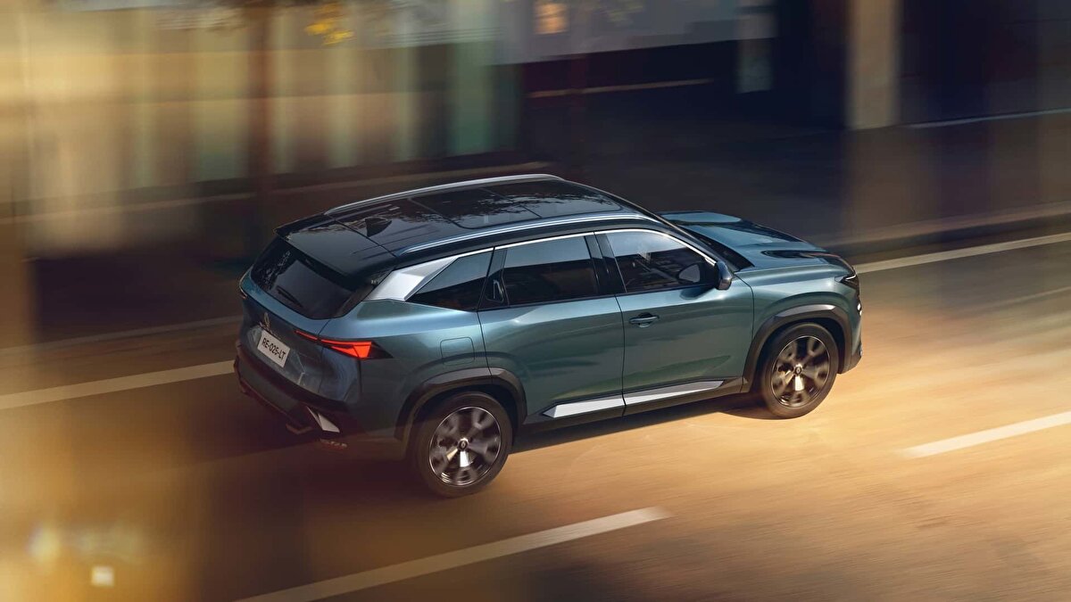 Performans ve konfor bir arada<br><br>1.3 TCe turbo motorla donatılan Boreal, 138 hp güç ve 240 Nm tork üretiyor. 6 ileri çift kavramalı otomatik şanzımanla 0’dan 100 km/s hıza 9,26 saniyede ulaşıyor. Stop & Start özelliği sayesinde düşük yakıt tüketimi ve çevre dostu sürüş sunuyor. 586 litrelik bagaj hacmi, koltuklar yatırıldığında 1.770 litreye çıkıyor.