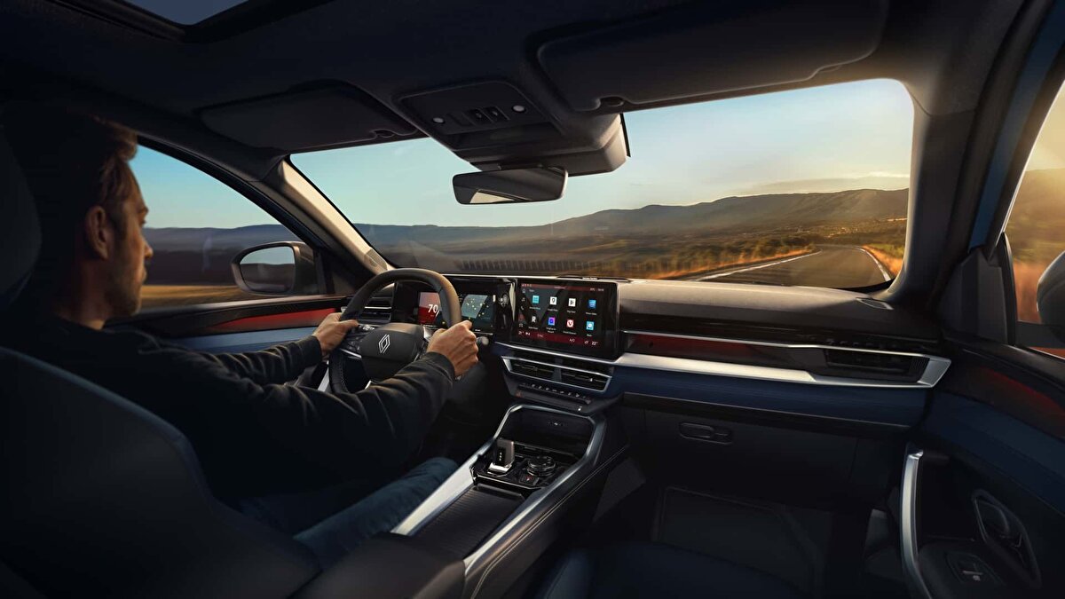 İç mekânda ise 10 inç dijital gösterge paneli ve 10 inçlik OpenR Link ekranıyla donatılmış bir kokpit bulunuyor. Google Haritalar, Asistan ve Play desteğiyle entegre çalışan multimedya sistemi, dijitalleşmiş sürüş deneyimi sunuyor.