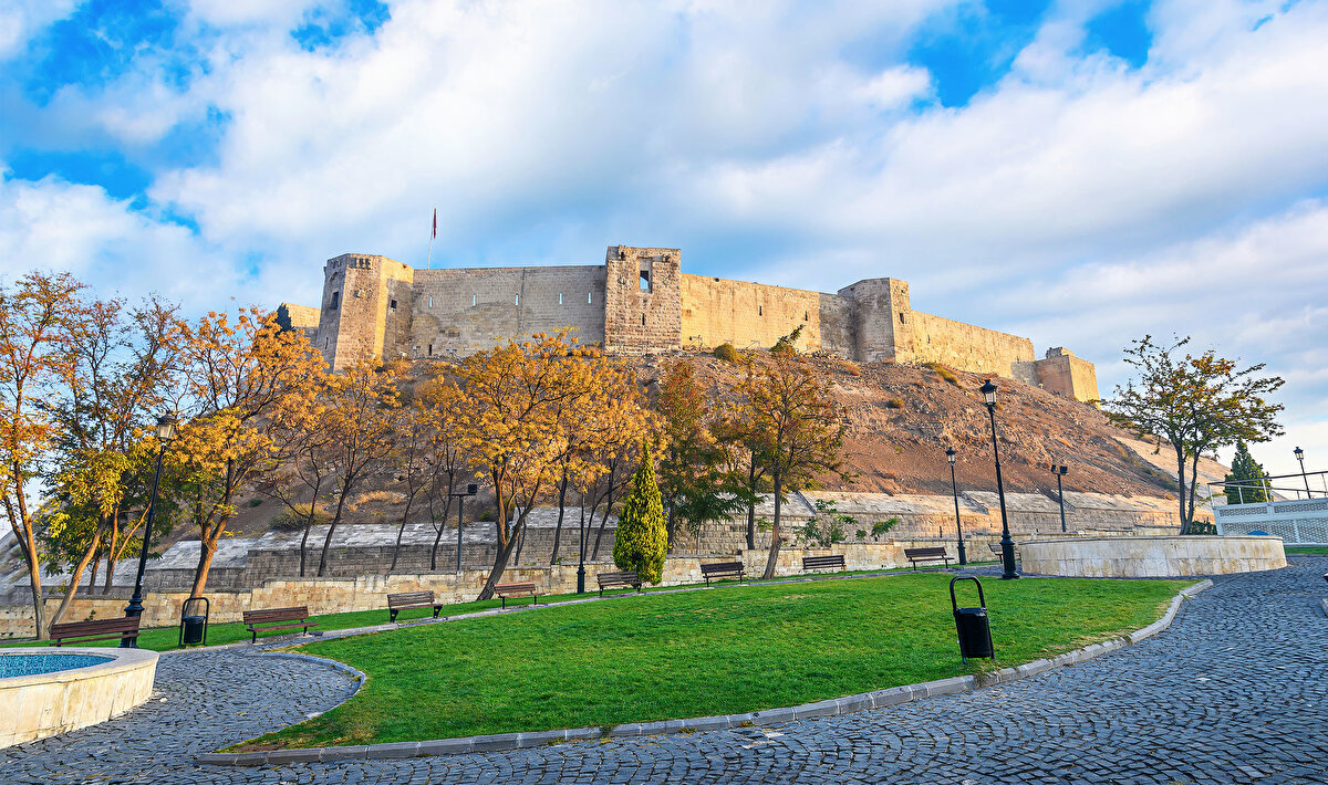 GÜNEYDOĞU ANADOLU<br><br>Az bulutlu ve açık geçeceği tahmin ediliyor.<br><br>DİYARBAKIR °C, 42°C<br>Az bulutlu ve açık<br><br>GAZİANTEP °C, 40°C<br>Az bulutlu ve açık<br><br>MARDİN °C, 37°C<br>Az bulutlu ve açık<br><br>SİİRT °C, 39°C<br>Az bulutlu ve açık