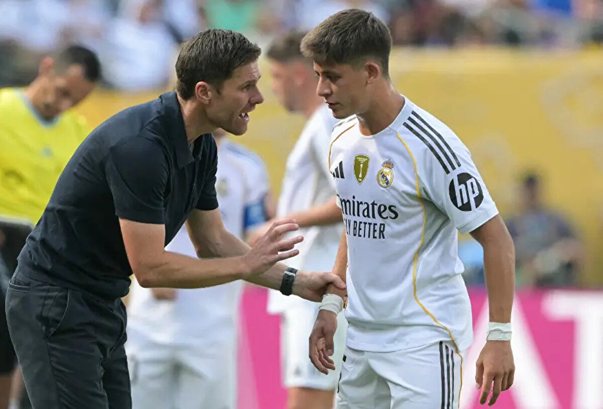 Real Madrid'in hezimeti sonrası Arda Güler'in maç oynanırken bir pozisyonun ardından kendisini yüzüstü yere bıraktığı an sosyal medyada gündem oldu.