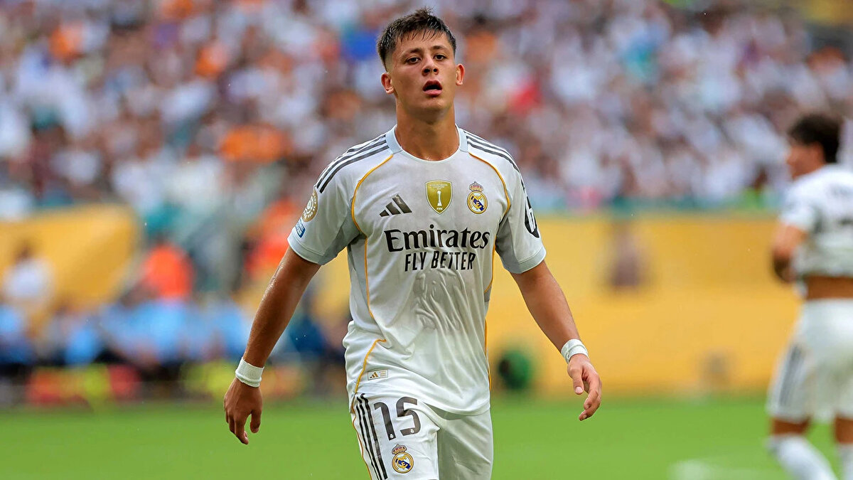 Son düdükle birlikte büyük üzüntü yaşayan milli futbolcunun o anları kameralara yansıdı.<br>