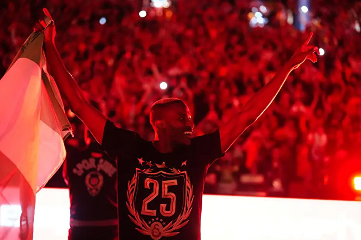 Osimhen'in gece 2 sularında yaptığı bu paylaşım Galatasaraylılarda heyecanı tavana çıkardı.<br>