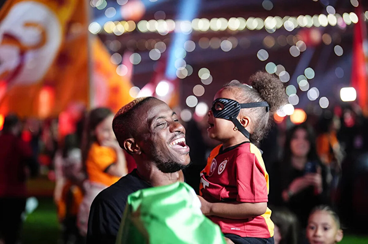 Galatasaray'ın kadrosuna katmaya hazırlandığı Victor Osimhen, sosyal medya hesabından gece geç saatlerde dikkat çeken bir paylaşım yaptı.<br>