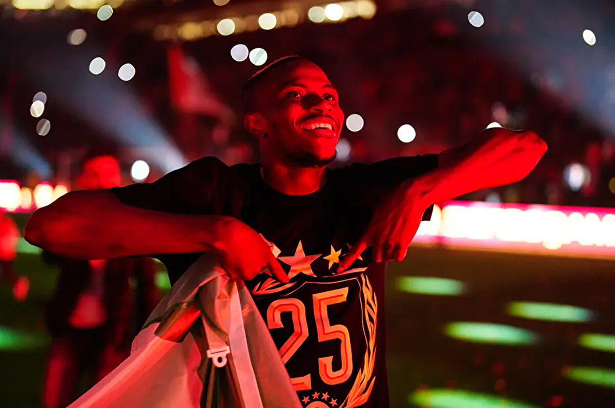 Galatasaray, Nijeryalı golcüyle anlaşırken, Napoli'yle ise 75 milyon euroluk çıkış maddesinin ödeme planı konusunda görüşmelerini sürdürüyor.<br>