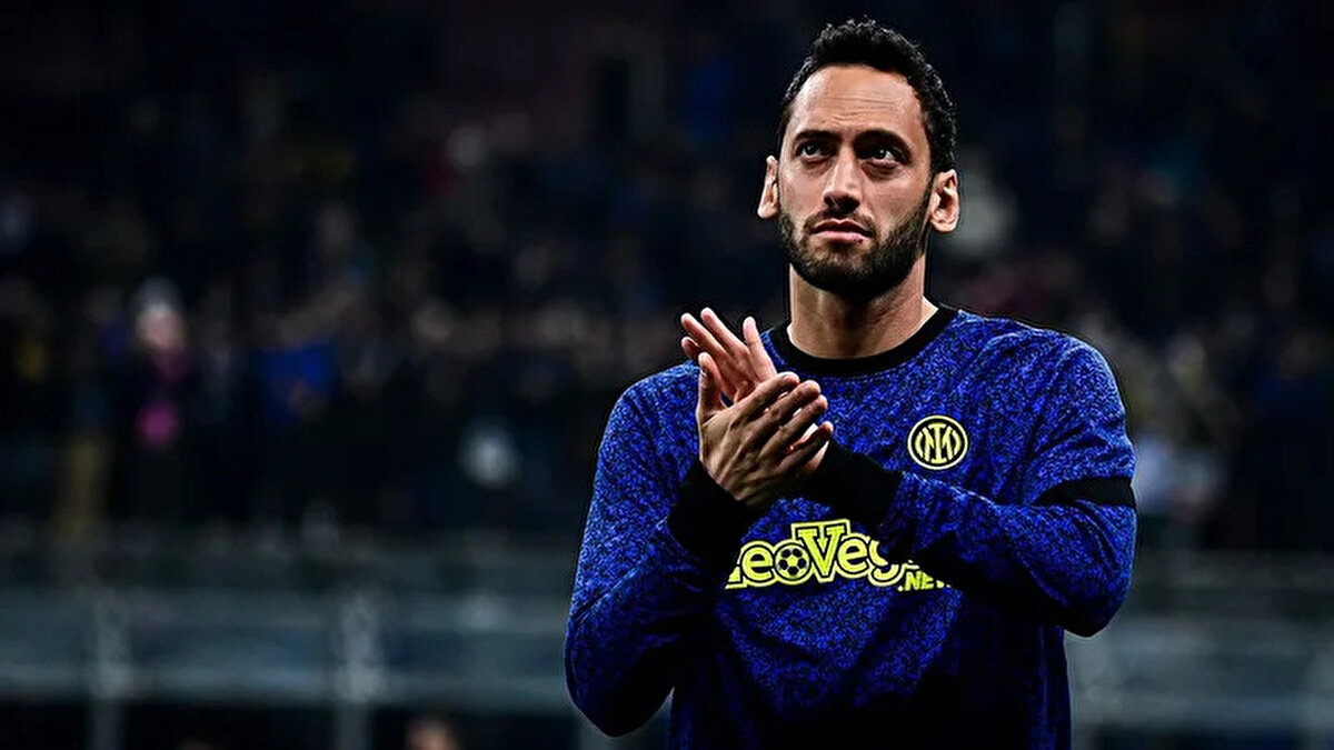 Hakan Çalhanoğlu'nun babasının bu gönderisi transfer iddialarını güçlendirirken, paylaşım kısa süre içerisinde yorum ve beğeni yağmuruna tutuldu.<br>