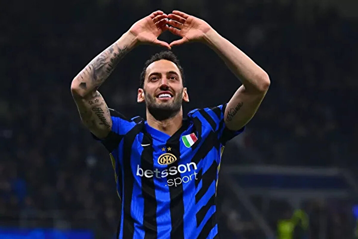 Bu iddianın ardından Hakan Çahanoğlu'nun babası Hüseyin Çalhanoğlu, sarı kırmızılı taraftarları heyecanlandıran bir paylaşım yaptı.<br>