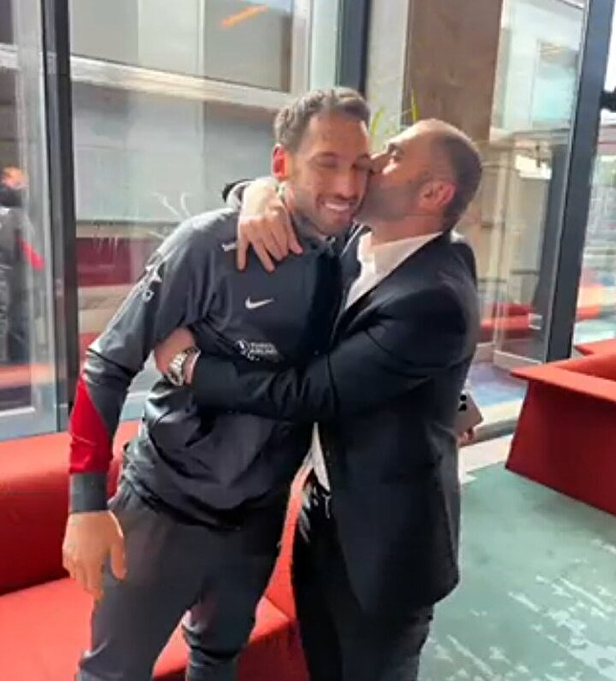 Baba Çalhanoğlu, oğluyla çekildiği fotoğrafları, Mustafa Yıldızdoğan'ın "Geliyoruz" adlı şarkısıyla paylaştı.<br>