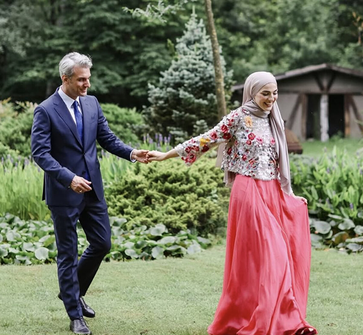 Uğur Bilgin bir süre önce ise eşinin doğum gününü kutladı. Başarılı oyuncu aşk dolu pozlara "Doğum günün kutlu olsun balım. Nice yaşlarını birlikte, sağlıkla kutlamamız dileğiyle" notunu düştü.