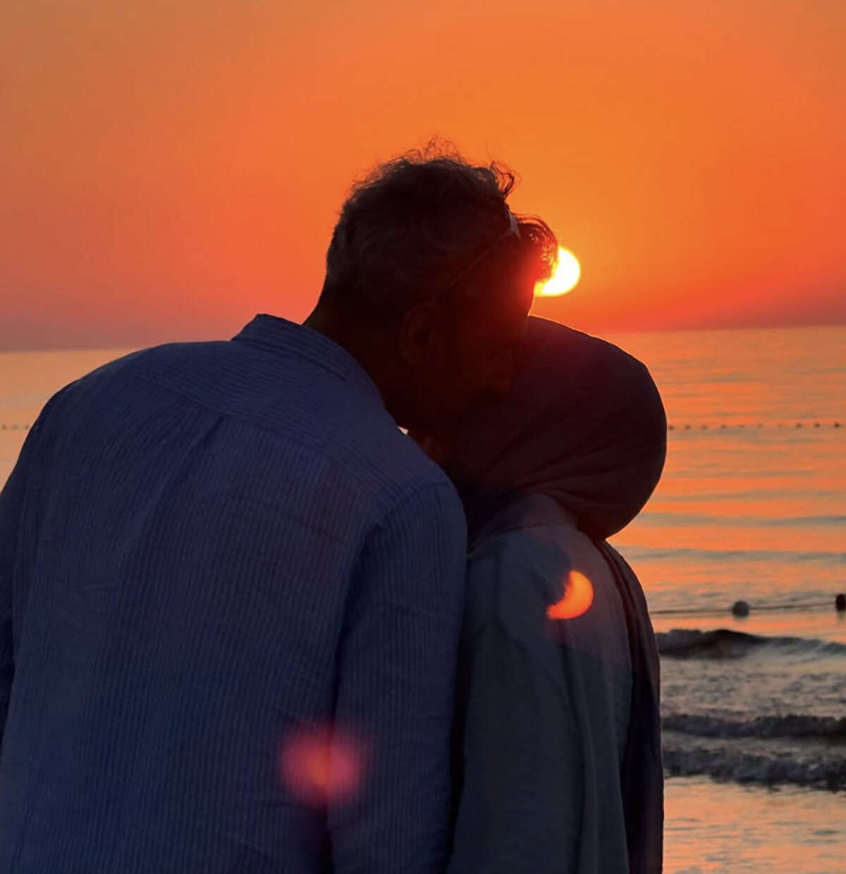 "Koskoca bir yıl geçmiş. Önümüzdeki her yıl bir diğerinden daha şahane olsun inşallah. Nice sağlıklı ve mutlu yıllarımız olsun yol arkadaşım, canım eşim. Seni çok seviyorum."