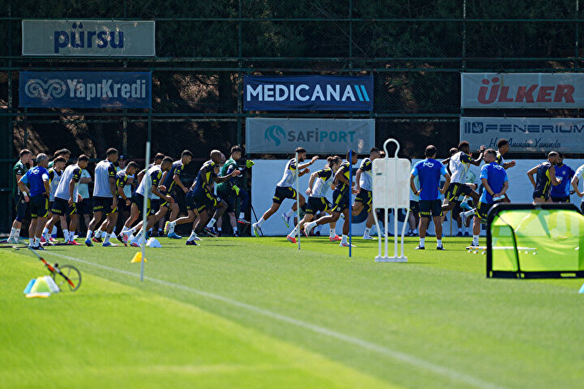 Futbol direktörü Devin Özek, bu hafta birçok isimle görüşecek ve seyahatler yapacak.<br>