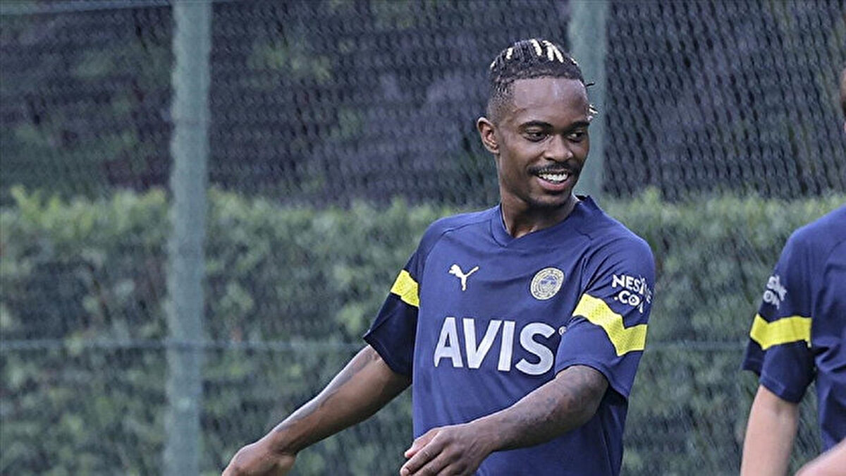 Bu iki ismin menajerleri kısa süre içerisinde İstanbul'a gelecek ve yönetimle toplantı yapacak.<br>