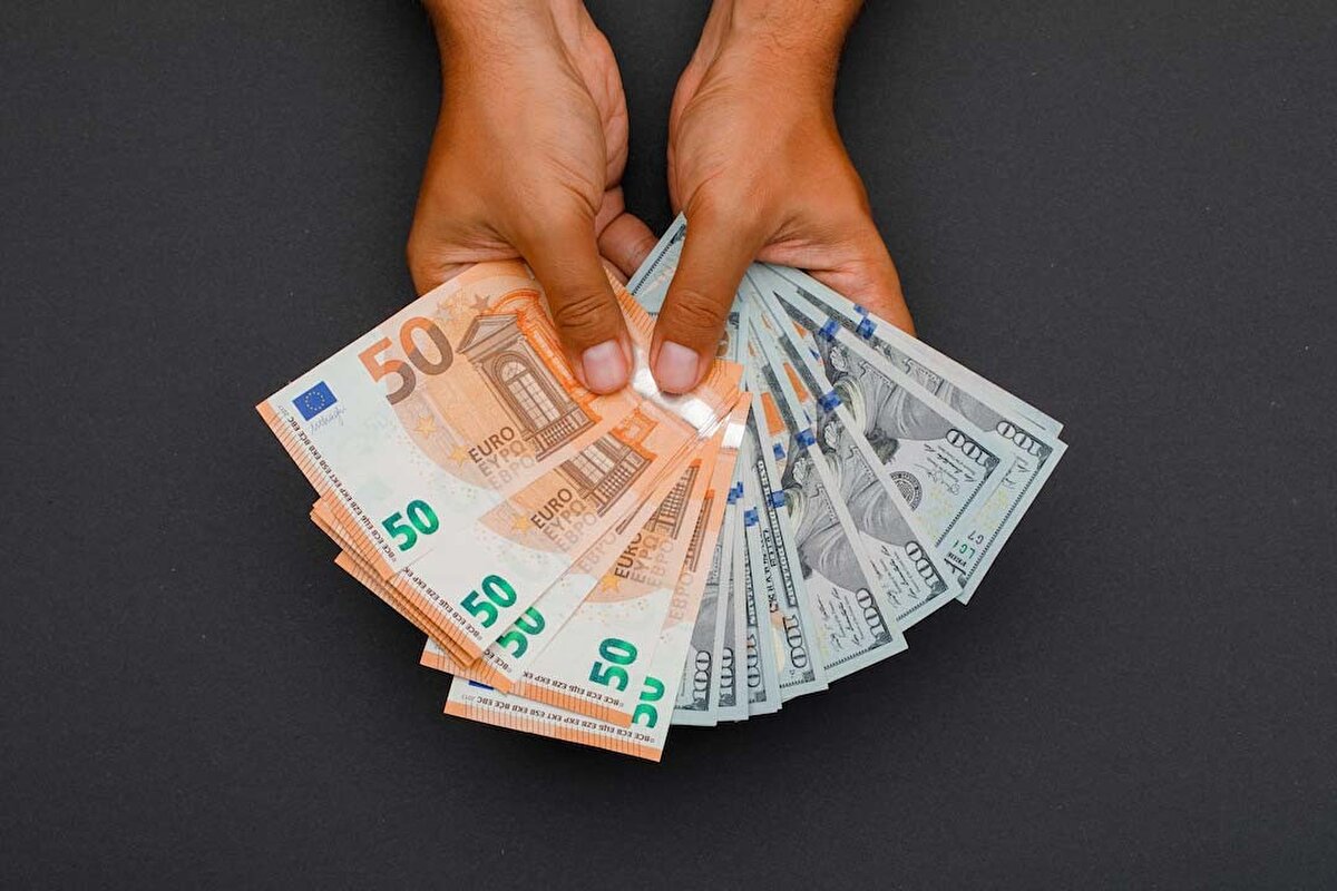 Dolar, dünkü kapanış değerine göre güne yüzde 0,04’lük bir yükselişle başladı. Euro/TL’deki artış ise yüzde 0,35 düzeyinde gerçekleşti. İngiliz sterlini ise bugünü yatay bir seyirle açtı.
