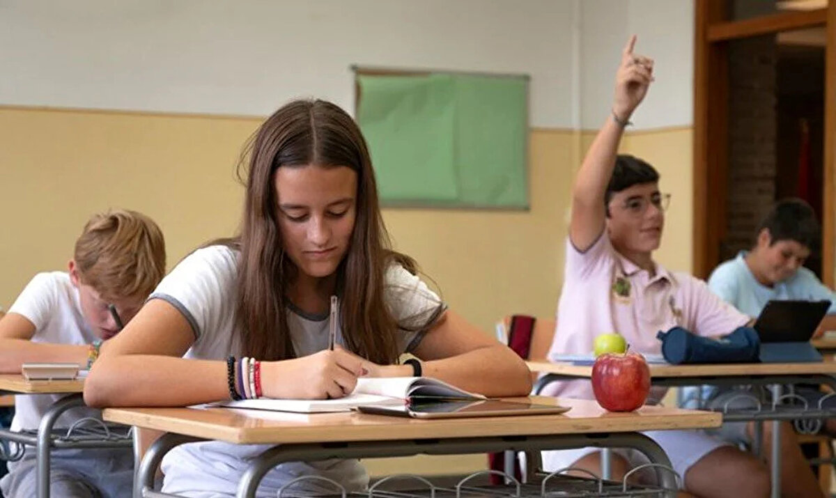 Yerel yerleştirme tercihleri<br><br>Öğrenciler ilk olarak "Yerel Yerleştirme ile Öğrenci Alan Okullar" arasından en fazla 5 okul tercih edebilir.<br><br>Bu tercihlerin ilk 3’ü mutlaka kayıt alanındaki okullardan seçilmelidir.<br><br>Aynı okul türünden (Anadolu Lisesi, Mesleki ve Teknik Anadolu Lisesi, Anadolu İmam Hatip Lisesi) en fazla 3 okul seçilebilir.