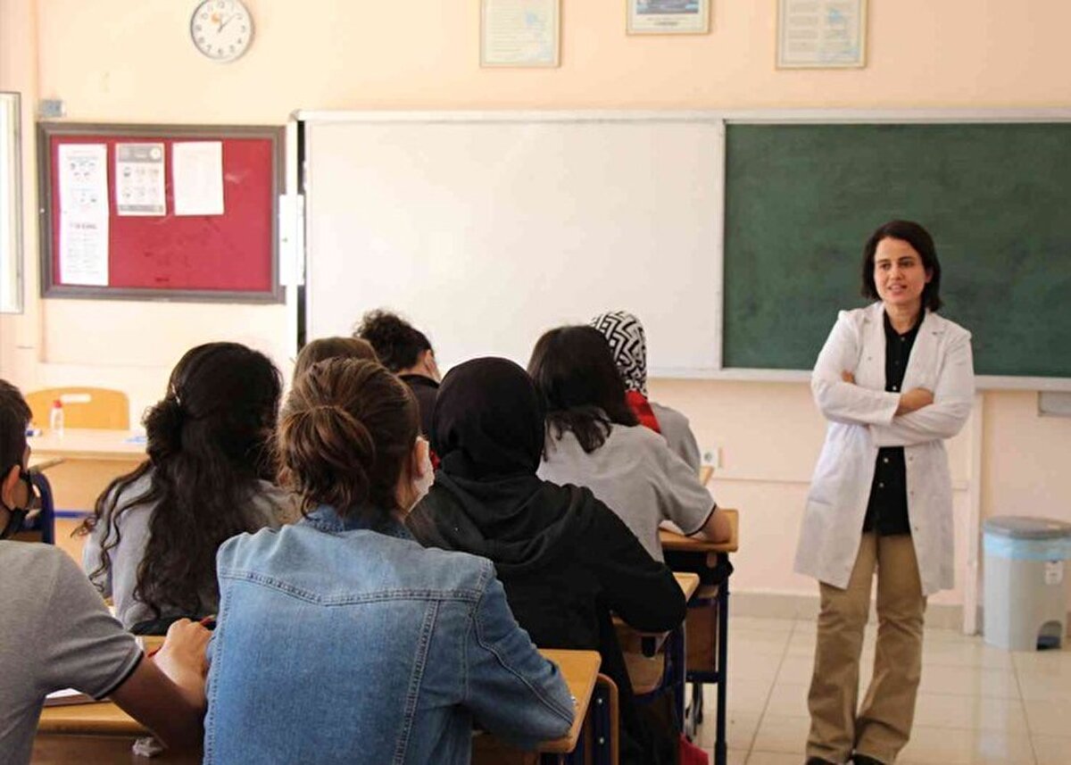 Liselere Geçiş Sistemi (LGS) kapsamında yapılacak tercih süreci, 11 Temmuz 2025’te açıklanacak sınav sonuçlarının ardından resmen başlayacak. Öğrenciler bu süreçte, Anadolu Lisesi, Fen Lisesi, İmam Hatip Lisesi ve Meslek Lisesi gibi farklı lise türleri arasında tercih yapacak. Adaylar için en kritik bilgilerden biri ise tercih yapacakları liselerin 2025 yılına ait taban puanları, yüzdelik dilimleri ve kontenjanları olacak. Milli Eğitim Bakanlığı (MEB), merkezi sınav puanıyla ve adrese dayalı yerleştirme seçenekleriyle tercih yapılmasına olanak tanırken; detaylı tercih kılavuzunun, sonuçların açıklanmasının hemen ardından erişime açılması bekleniyor. İşte, e-Okul sistemi üzerinden erişilecek 2025 lise taban puanları ve tercih sürecine dair merak edilenler...