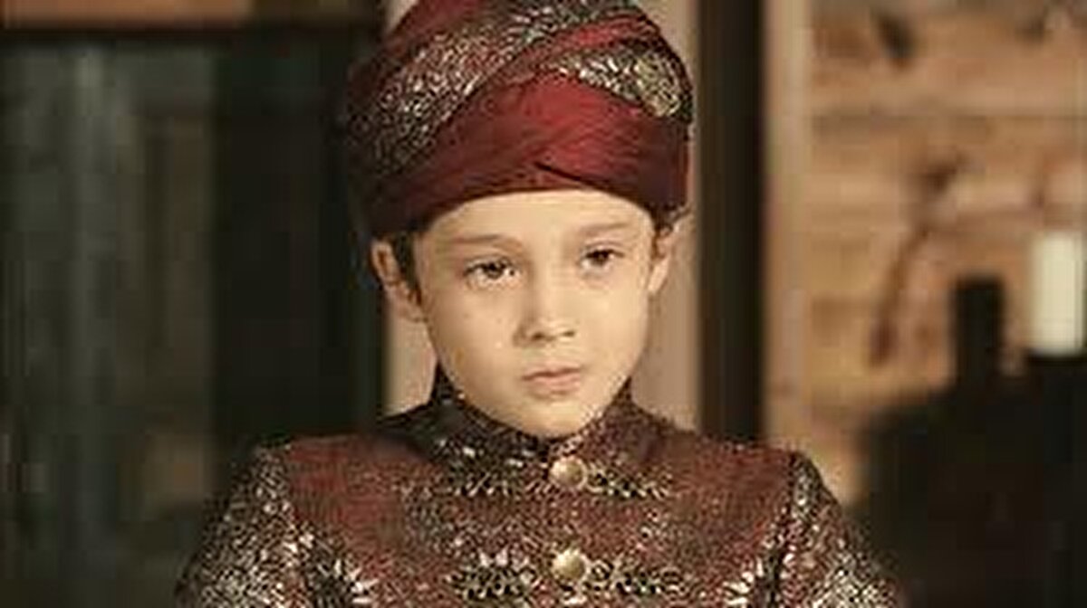 Bir döneme damga vuran ve büyük ilgiyle izlenen Muhteşem Yüzyıl: Kösem dizisinde Şehzade Murad karakterini oynayan Çağan Efe Ak, aradan geçen yılların ardından bambaşka bir görünüme kavuştu.